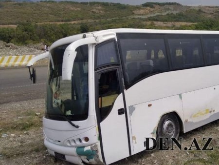 Qaradağda sərnişin avtobusu qəzaya düşüb, xəsarət alanlar var