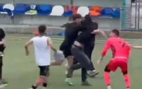 Türkiyədə DƏHŞƏT: Azarkeş futbol meydanına girərək futbolçunu bıçaqladı!-VİDEO