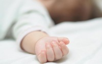 Halı pisləşən 2 yaşlı uşaq yolda öldü