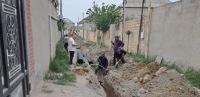 Saray qəsəbəsinin Sülh küçəsində bələdiyyə tərəfindən kanalizasiya xətti yenilənir-FOTOLAR