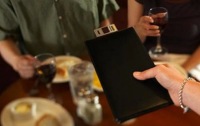 Üç dost Bakının məşhur restoranında yeyib-içib qaçdı