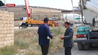 Abşeronda betonqarışdıran avtomobil vətəndaşa məxsus yaşayış evinin elektrik xəttini qırdı: Sürücü isə...-VİDEO