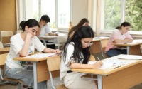 İmtahanda nəzarətçi zalda köçürməyə şərait yaratdı, aqibəti pis oldu